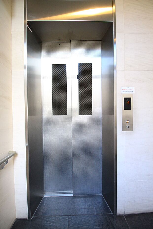 エレベーターは2基ございます。