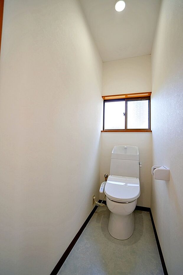 窓付きで換気がしやすいトイレ！収納スペースもあります。 