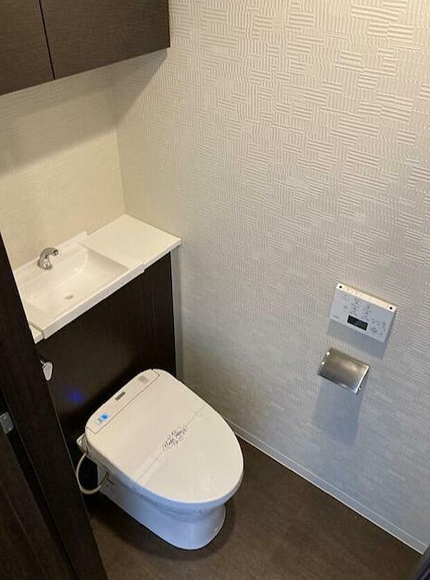 シャワー機能付トイレ！収納スペースもあります。