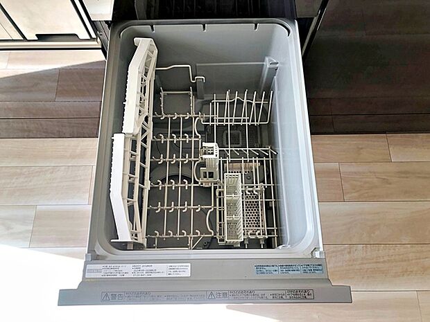 【食器洗浄乾燥機】ゆっくりお料理やおしゃべりを楽しんでいる間も、食洗機が働いてくれます。