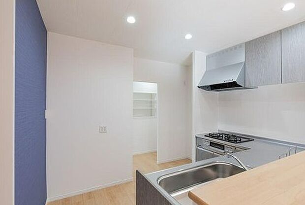 カウンターキッチンの天板スペースが広く、調理器具などを置いてもスッキリと使えます。