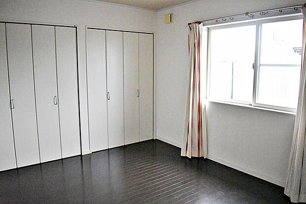 離れ　寝室には大きな収納スペースがあり、室内を広々と利用できます！
