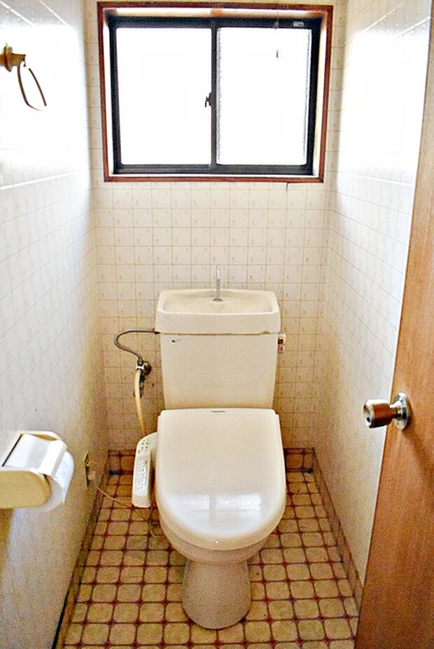 母屋　窓付きで換気がしやすいトイレ！収納スペースもあります。