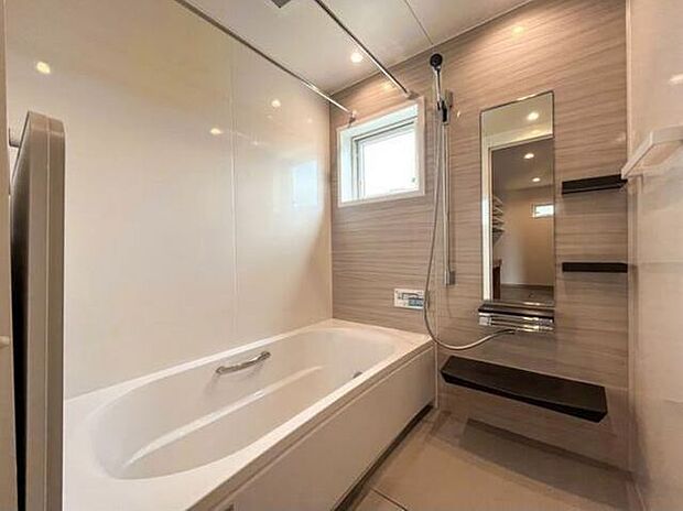■浴室（タカラスタンダード製）■浴室のサイズ：約1.6ｍ×約1.6ｍ浴槽のサイズ：幅約1.6ｍ×奥行約0.76ｍ×深さ約0.48ｍ手すり：有り
