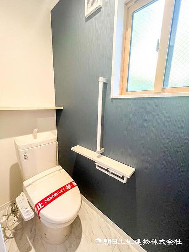 【トイレ】毎日頻繁に利用する大切な空間だからこそインテリアのコーディネートはこだわりたいですね。スタイリッシュなシャワートイレ。小窓をもうけていますので、こもりやすい空気の入れ替えも簡単に行えます