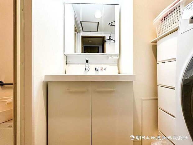 三面鏡裏には便利な収納があり、散らかりがちな洗面所もスッキリ