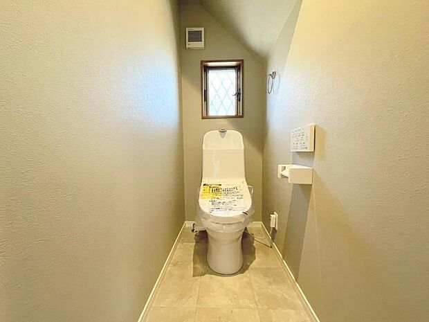 【トイレ】もちろん温水洗浄機能付き便座付きのトイレ設備が新設されています。当たり前ですが、気になる水周り関係が全て新品というのも新築物件ならではですから、気持ちよく新生活が始められます。