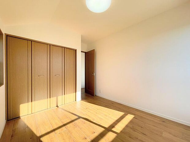 【居室】シンプルな内装なのでお部屋の模様替えや家具の配置を考えるのも楽しみになります