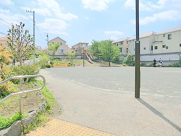 下倉田小松ケ丘公園　約300ｍ　元気に走り回って遊ぶことのできる広いスペースのある公園