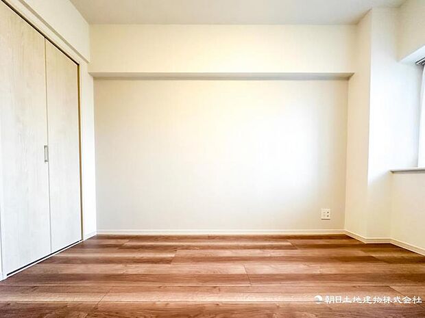 【居室】インテリアショップで見掛けた「あの家具」も置ける、ゆったりとした空間。時に広さが上質な寛ぎの時間になる事も。