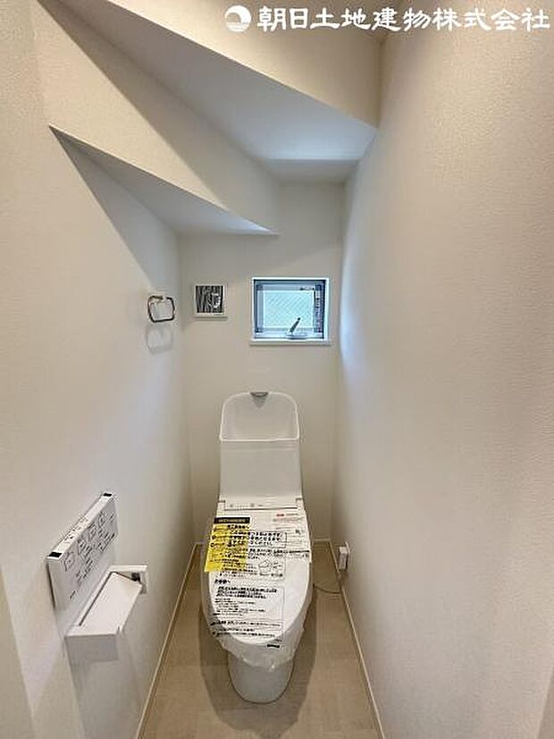 〈トイレ〉1・2階とも換気性良好な小窓がある温水洗浄機能付きトイレ♪