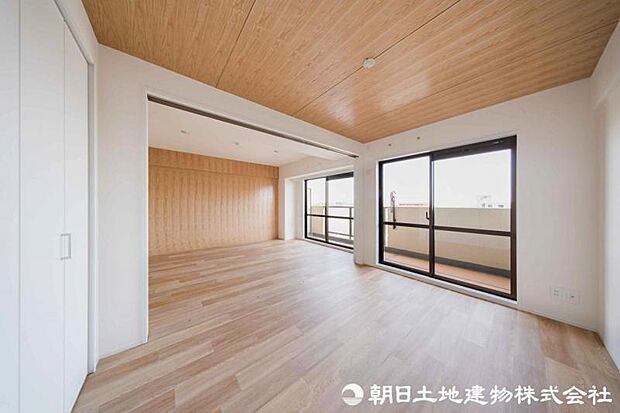 床と天井には天然木材を使用し、自然の温かみが心地よい空間に演出されています