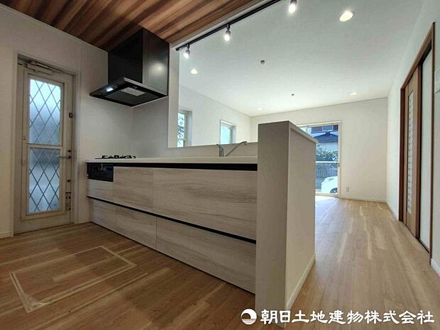 スッキリ配置のキッチン。機能的かつ美しい、使いやすい調理スペースです。