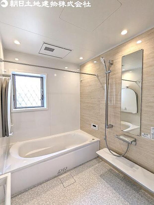 窓付きで白を基調とした浴室がリラックス空間を提供します