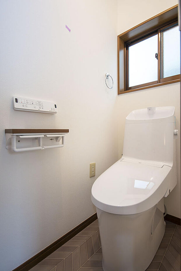 【2階トイレ】トイレは1階と2階に配置。朝の忙しい時間帯や来客時にもスムーズに使用できます。温水洗浄便座付きのため、一年を通じて快適に利用できます。