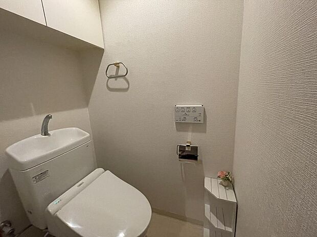 【トイレ】トイレ内にも収納があります。トイレットペーパー等の収納に便利です。