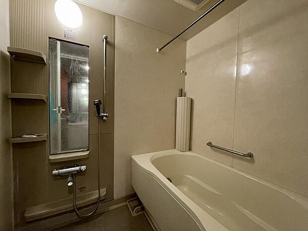 【浴室】寛げる浴室は、追い炊き機能、浴室換気乾燥機能付きで快適なバスタイムをお過ごしいただけます。