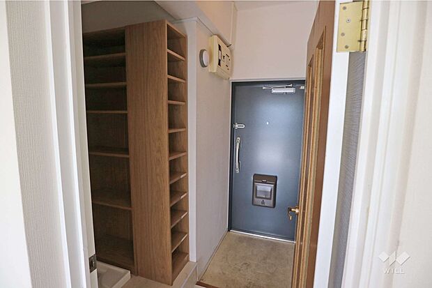 玄関は造作のシューズボックスがあり、整理整頓がしやすいですね！洗濯機置場もこちらにございます。