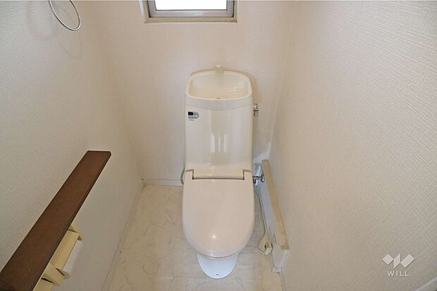 トイレは温水洗浄機能便座付き！冬でも快適に利用することができます。窓付きで換気も楽々です！