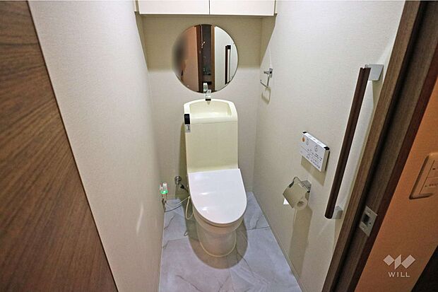 トイレは温水洗浄機能便座付きです。上部に収納棚があり、ストックがしやすくなっています！