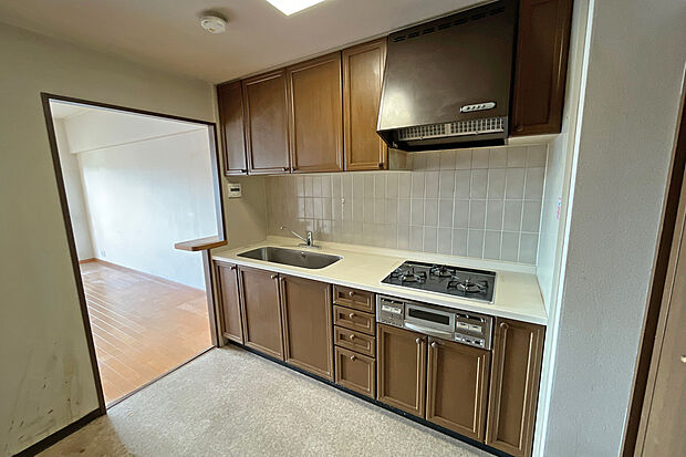 キッチンは2WAYで2方向からアクセスができ、家事同線良好です。便利なパントリー付き！