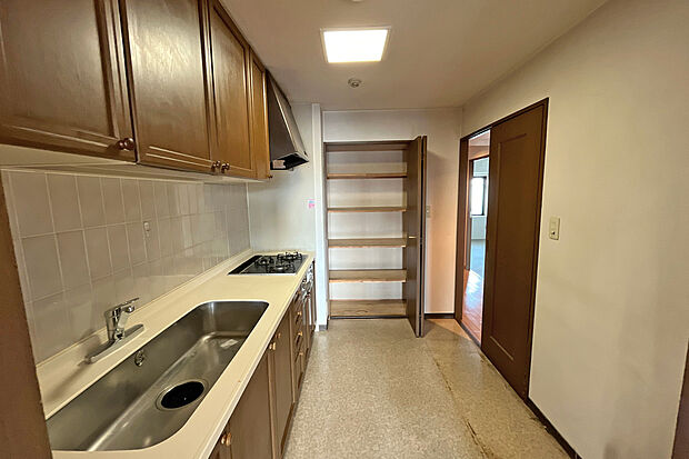 キッチンは2WAYで2方向からアクセスができ、家事同線良好です。便利なパントリー付き！