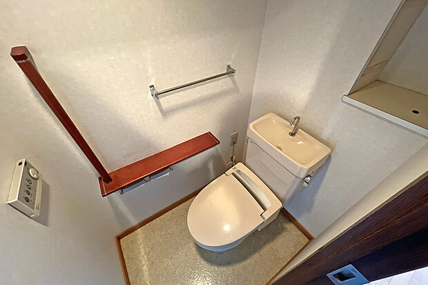 トイレは温水洗浄機能便座付きです。収納も上部についているので、整理整頓がしやすそうです！