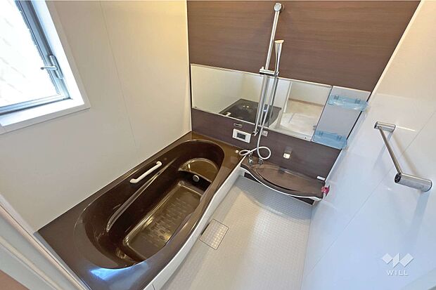 浴室は1818タイプで、洗い場や浴槽が広く確保された設計です。窓付きで換気もしやすいですね！