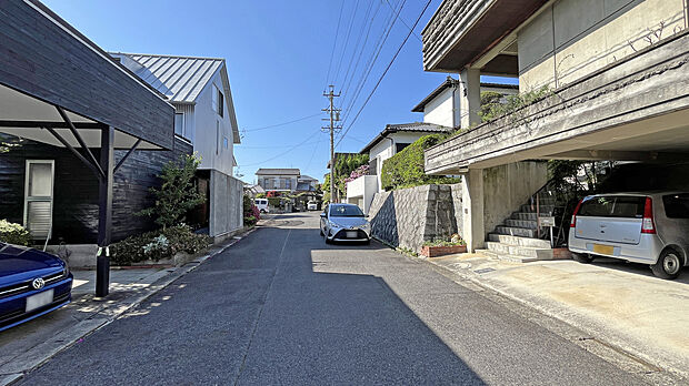 物件の西側前面道路（南側から）［2024年5月29日撮影］