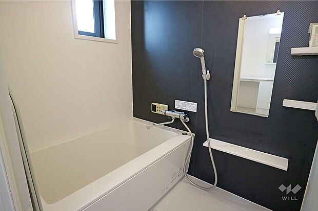 浴室は窓付きで換気も楽々。浴室暖房機能もついています。［2023年8月26日撮影］