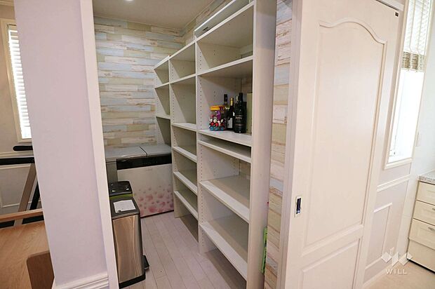パントリー。キッチン横の収納は便利です！可動棚のため入れるものによって高さ調整可能です。
