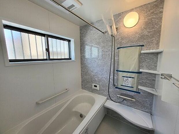 白を基調とした明るく清潔感のあるバスルーム