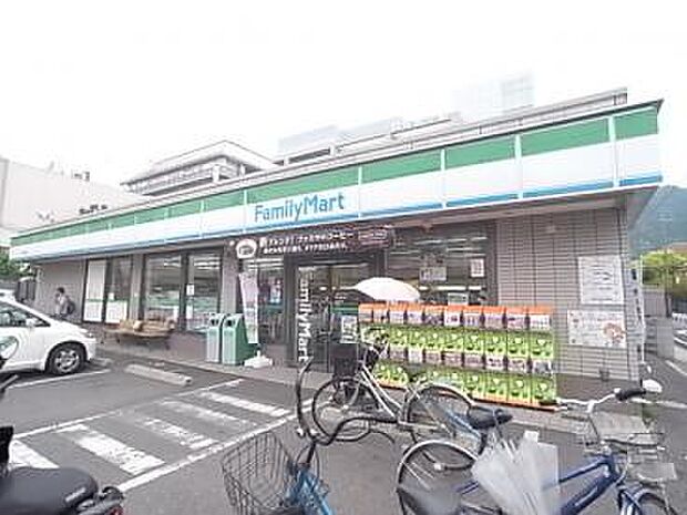 【コンビニエンスストア】ファミリーマート　四条畷駅前店まで456ｍ
