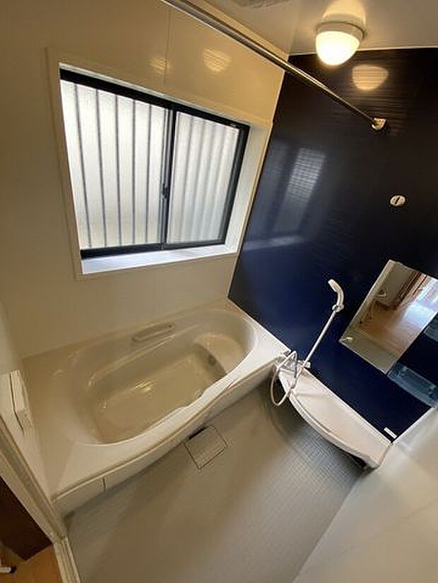 シンプルで清潔感のある浴室は美しい曲線で作られゆったりと心と体を癒してくれます♪窓付きで換気もしやすいですね♪