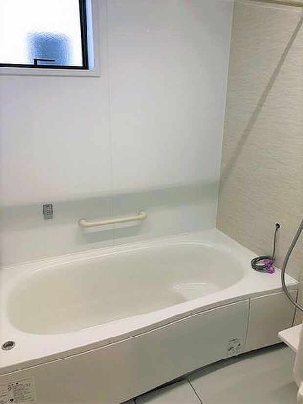 清潔感が溢れるシンプルですっきりとしたデザイン。半身浴も楽しめるバスタブが心地よさをもたらします♪
