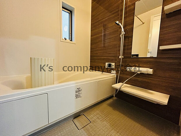 1日の疲れを癒す浴室スペース◇一面が木目調パネルなのでアクセントのあるシックなデザインの浴室です♪