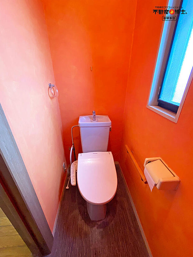 オレンジが素敵なトイレ。明るい雰囲気です。