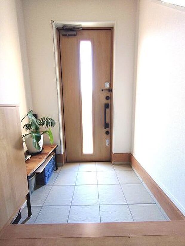 玄関ドアには明り取りがあり、明るいすっきりした玄関です。