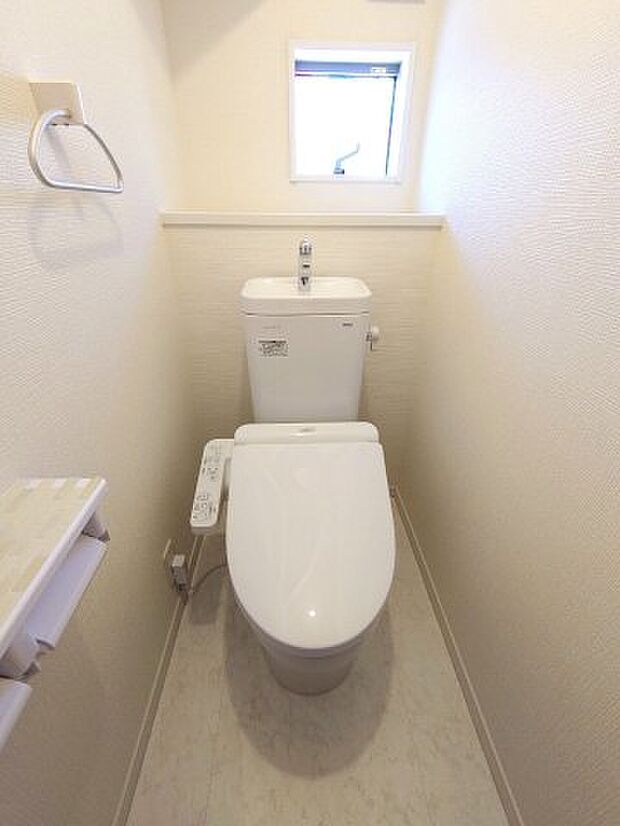 温水保温式のトイレです。とてもきれいに使用しておりますので、そのまま利用できますよ。