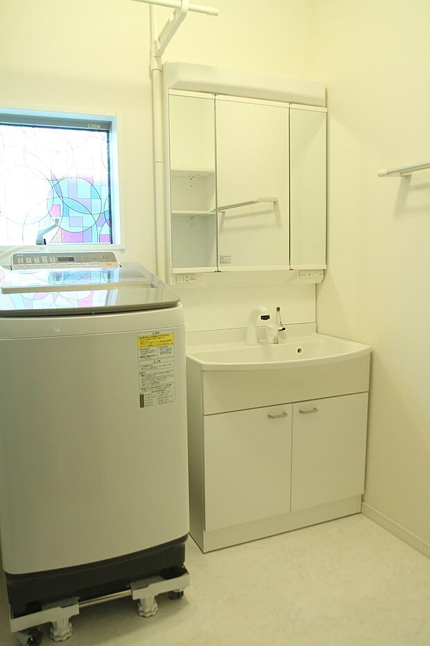 大型の洗濯機も置くことができるスペースです。洗面化粧台も朝の利用にとても便利なシャワー付きです。