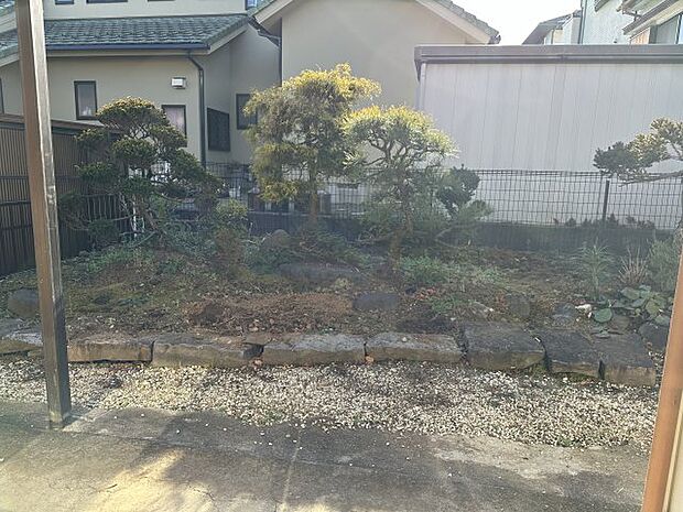 隣地の目線が気にならない日当たりの良いお庭です