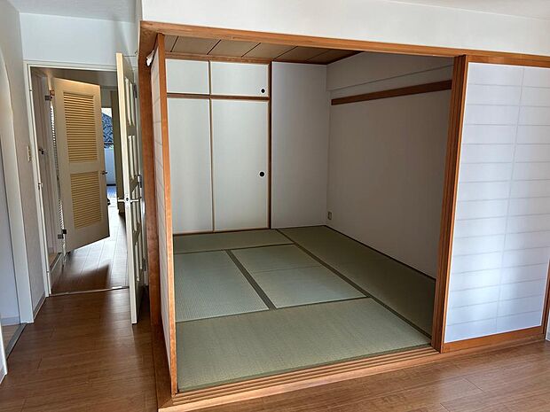 リビングと繋がった和室。空間を広く使うことができます。