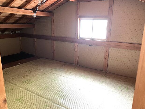 屋根裏収納です。10.5畳の広さがあり、たくさん収納していただけます。