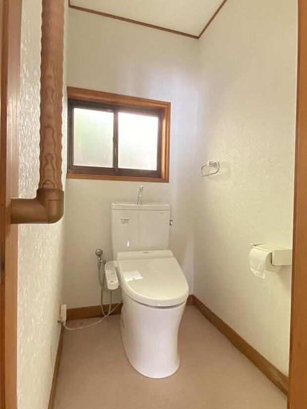 シンプルで清潔感のあるトイレです。窓があるので、 常に換気でき、爽やかな空気を取り込めます。