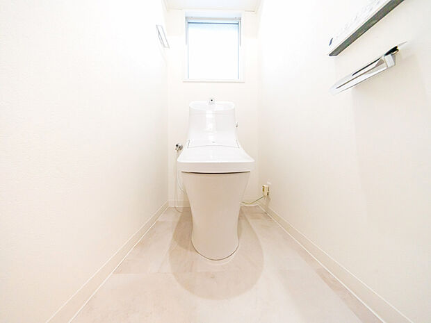 ホワイトを基調とした清潔感のある空間に設置されたトイレ。温水洗浄便座が付いたものに交換をしました。