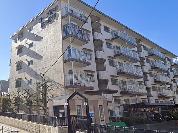 クリーム色を基調として階段部分にブラウン系の色を配した外観の5階建てのマンション。最寄駅の愛甲石田駅から徒歩4分の好立地です。