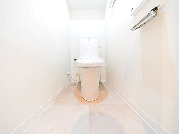 白を基調とした清潔感あるトイレです。 新しく温水洗浄付便座に交換されています。
