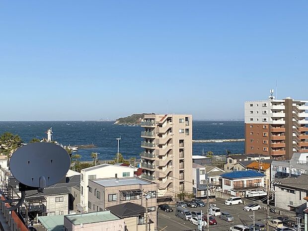 8階部分のため前面に遮る物がなく、横須賀を彷彿とさせる猿島が印象的なオーシャンビューが望めます！
