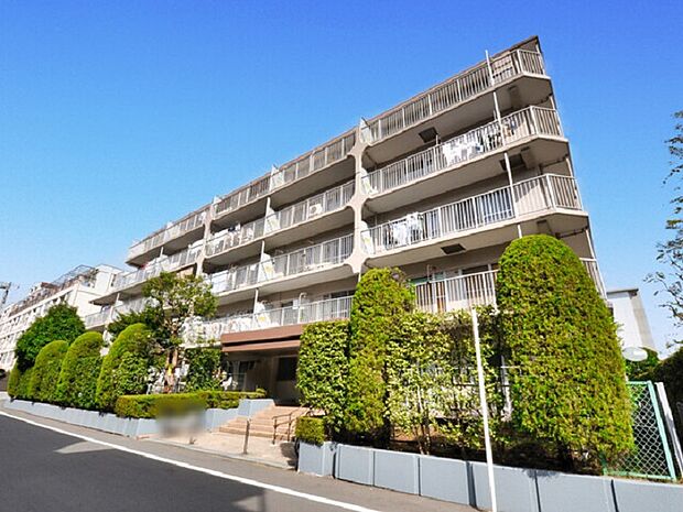 ベージュ系の外観の５階建てのマンションです。植え込みも綺麗にお手入れされています。最寄駅の大倉山駅の他、菊名駅、新横浜駅も徒歩圏内の好立地です！