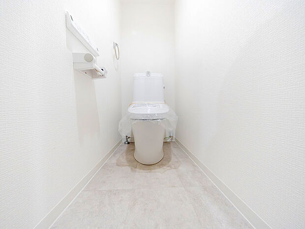 清潔感のある白を基調としたトイレ。温水洗浄便座付です。